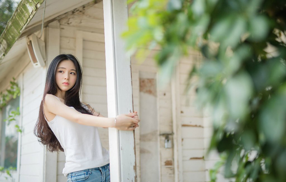 一个喜欢你的人，不会总让你做什么。而是会想着替你做点什么，取悦你才是种喜欢;一个在乎你的人，不会轻易惹你生气，而是害怕失去你，心怀恐惧才是种在乎。爱是付出，被爱是得到。你得到的多，那他是爱你的。你付出得多，那很可能只是单恋而已。不必一味讨好别人，不管走在何处，都不要迷失自己。